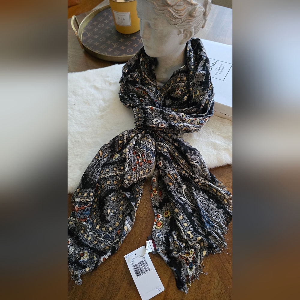 Elegant Black and Gray Patterned Scarf